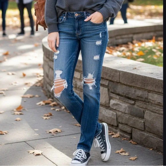 🌟SILVER JEANS: Tuesday Distressed Slim Boot Cut EUC Sz W30/L33 - Picture 1 of 13